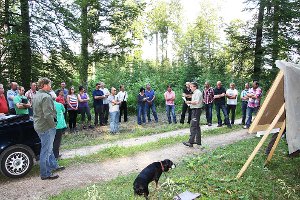 Forstamtsleiter Klaus Richert erklärt den Gemeinderäten, was in den nächsten zehn Jahren geplant ist. Foto: Retter Foto: Schwarzwälder-Bote