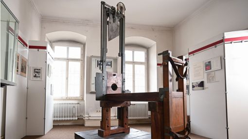 Eine Guillotine steht im Strafvollzugsmuseum Ludwigsburg. Eine der letzten Hinrichtungen mit dieser Guillotine fand am 18. Februar 1949 im Hof des Gefängnisses in Tübingen statt. Foto: dpa/Bernd Weißbrod