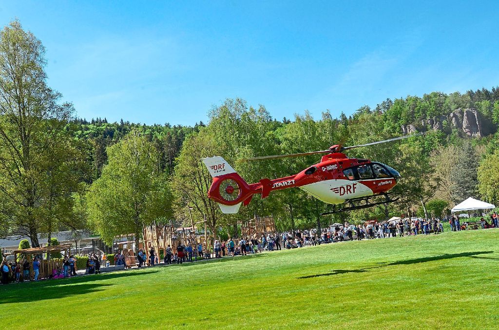 Kein Spaß: Weil ein Kind sich verletzt hatte, landete ein Helikopter auf der Schweizer Wiese.