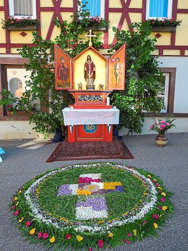 Altar mit Blumenteppich für eine Andacht während der Prozession Foto:  Gukelberger Foto: Schwarzwälder-Bote