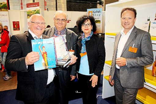 Helmut Reitemann freut sich über die Bücher, die ihm  Gerard Filoche, Lyliane Isendick-Malterre  und Laurent Giraud übergeben haben (von links). Foto: Stadt Foto: Schwarzwälder-Bote