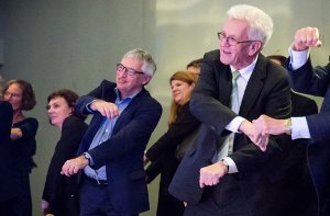 Der Ministerpräsident und Kunststaatssekretär Walter (li.) tanzen Foto: Lichtgut/Achim Zweygarth