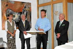 Viele Ausstellungsbesucher wünschen sich  Hans Gölz-Eisinger (am Rednerpult), aber auch (von links)  Bettina Mettler und   Dieter Wiedenmann  sowie  Karl-Heinz Bertsch (rechts). Foto: Fisel Foto: Schwarzwälder-Bote