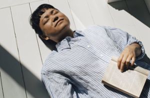 Wer eine halbe Stunde am Tag liest, lebt länger. Das haben Forscher  der Yale University herausgefunden. Foto: imago images/Maskot