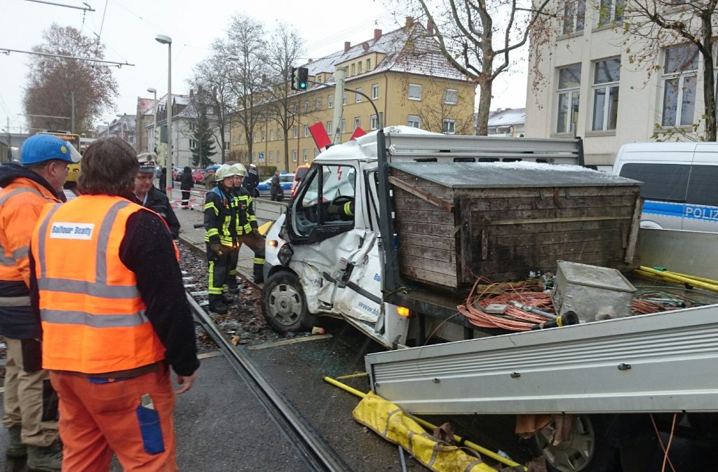 In Stuttgart-Untertürkheim hat sich ein schwerer Stadtbahnunfall ereignet.