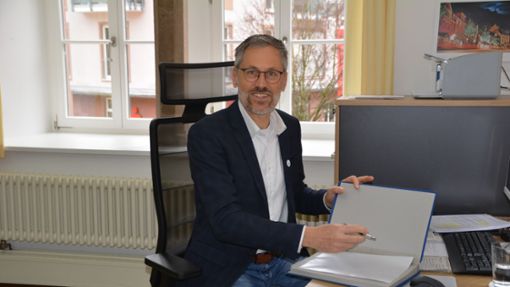 Bürgermeister Marc Winzer an seinem Schreibtisch im Hornberger Rathaus Foto: Kornfeld