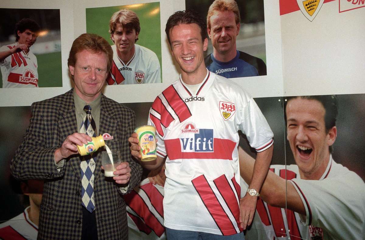 Darauf ein Milchmischgetränk: Trainer Rolf Fringer und  Stürmer Fredi Bobic bei einem Werbeshooting für Südmilch, dem VfB-Hauptsponsor von 1987 bis 1997.