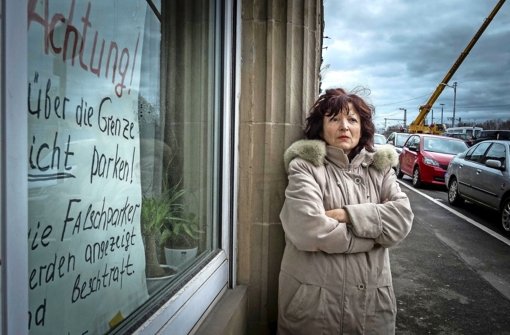 Mit Warnplakaten geht Natalie Falendis gegen Falschparker vor Foto: Lichtgut/Max Kovalenko