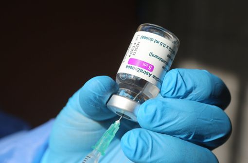 Noch sind die Impfungen mit dem Vakzin des britisch-schwedischen Herstellers Astrazeneca in Deutschland ausgesetzt. Das könnte sich nach der EMA-Entscheidung am Nachmittag ändern. Foto: dpa/Matthias Bein