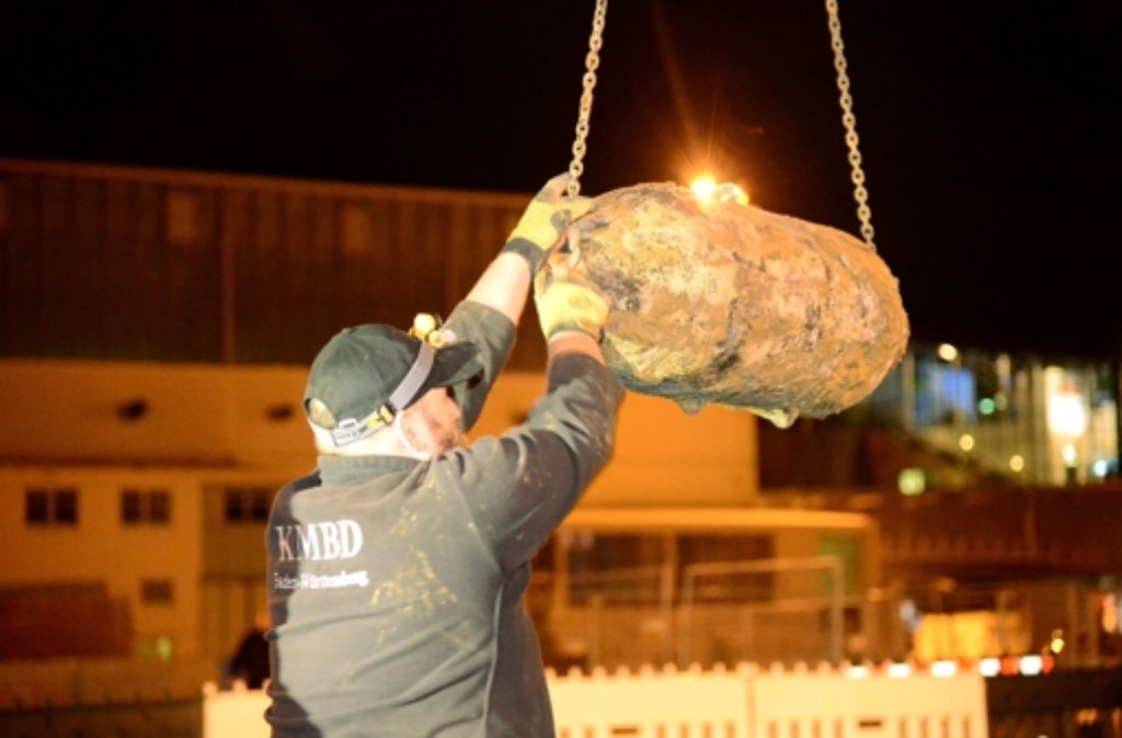 Ganz so schwer wie die Bombe, die im November 2011 am Stuttgarter Flughafen gefunden wurde (s. Bild), war die in Sersheim nicht. Sie brachte statt 250 nur rund 180 Kilo auf die Waage. Foto: dpa