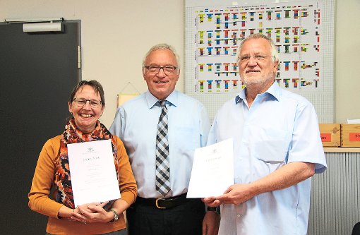 Rektor Christhardt Tröger hat die Lehrer Doris Bames und Kay Steidel verabschiedet. Foto: Wahl Foto: Schwarzwälder-Bote