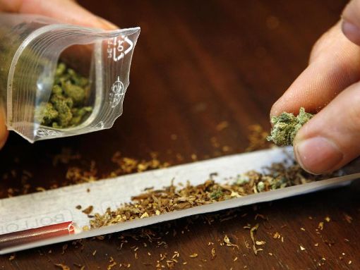 Konkret sind es über 900 Gram Marihuana, die von Zollsekretären in dem Rucksack gefunden wurden, den der Angeklagte bei einer Personenkontrolle bei sich hatte. (Symbolfoto) Foto: dpa