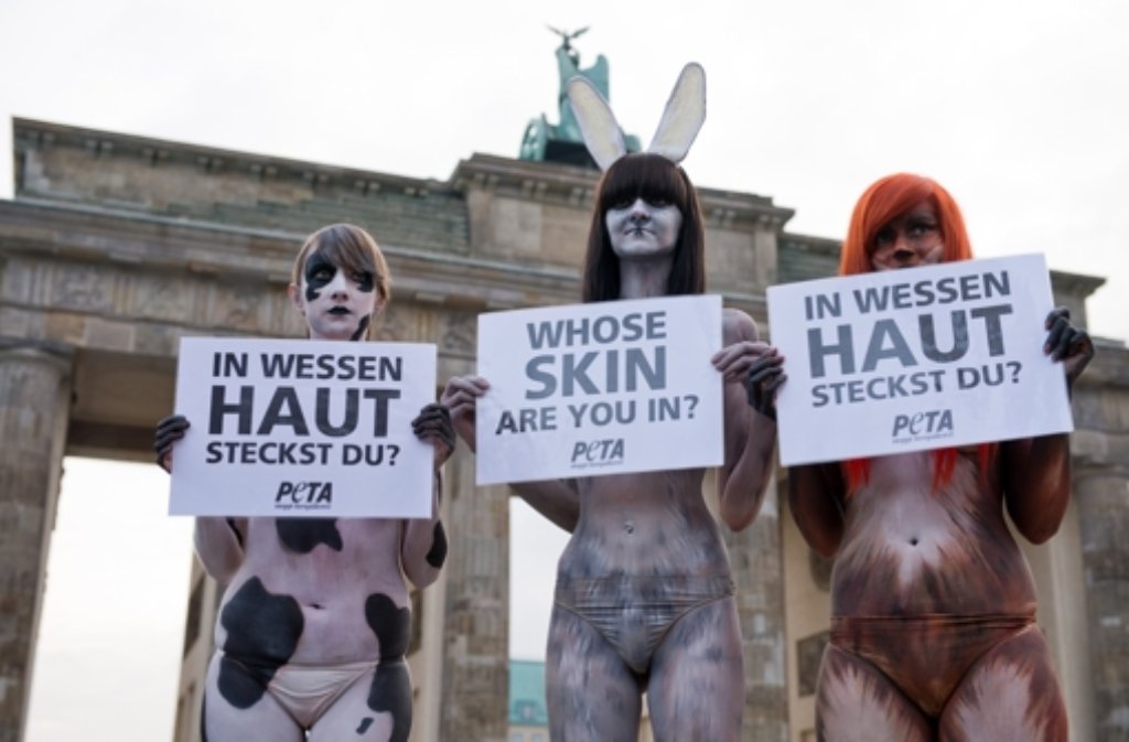 Als Fuchs, Kuh und Kaninchen angemalt haben am Dienstag drei Bodypaint-Künstlerinnen am Brandenburger Tor gegen Tierquälerei in der Modeindustrie protestiert. Foto: dpa