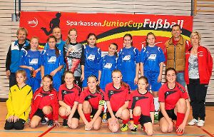 Die C-Juniorinnen des SV Spaichingen (stehend, blaue Trikots) schlugen im Endspiel die SGM Tuningen (rote Trikots) mit 1:0. Foto: Peiker Foto: Schwarzwälder-Bote