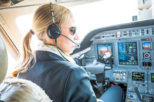 Die 30-jährige E-Aviation-Berufspilotin Madeleine Launer im Cockpit eines Jets der Chartergesellschaft. Berufsbedingt ist sie regelmäßig quer durch Europa unterwegs und oft passiert das auch sehr spontan. Foto: Flughafen Stuttgart_Maks Richter