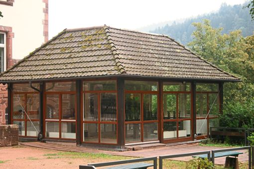 Der Pavillon bei der Grundschule  ist einer der beiden Standorte der offenen Jugendarbeit in Alpirsbach. Foto: Dyba Foto: Schwarzwälder Bote