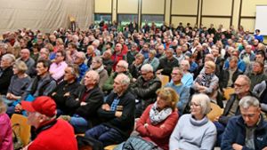 Gut 400 Besucher sind zur Anti-Windkraft-Veranstaltung in die Festhalle nach Rangendingen gekommen. Foto: Kauffmann