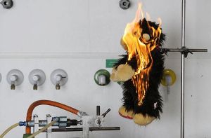 Ein Plüschaffe brennt bei der Untersuchung durch die Stiftung Warentest Foto: stiftung warentest