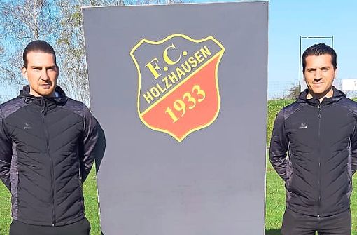 Pascal Reinhardt (links) trainiert beim FC Holzhausen gemeinsam mit  Emanuele Ingrao (rechts) und Spielertrainer Oliver Grathwol ab der neuen Saison. Foto: Hug