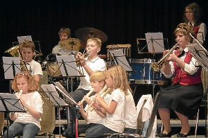 Jugendgruppe und Orchester des Musikvereins Bad Teinach-Zavelstein begeisterten die Zuhörer.  Foto: Stocker Foto: Schwarzwälder-Bote