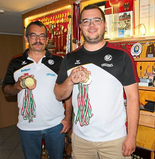 Einen Batzen an Medaillen haben Alfred (von links) und Achim Bailer von der Europameisterschaft im ungarischen Sarlóspuszta mitgebracht. Foto: Feinler Foto: Schwarzwälder Bote