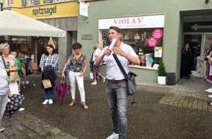 Stadtführer Jochen Egin nahm die Führungsteilnehmer mit auf eine spannende Entdeckungsreise durch Stadtgeschichte und Einzelhandel. Foto: Siegmeier