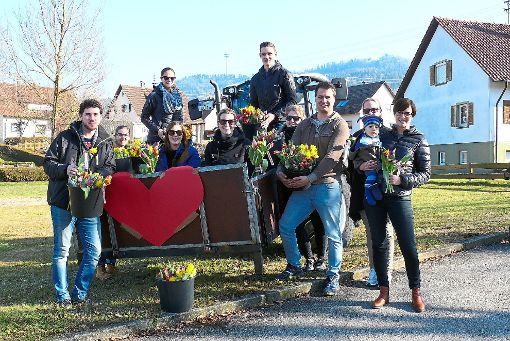 Ja beim Bürgerentscheid: Die Aktivisten verteilen 500 Blumen. Foto: Visel