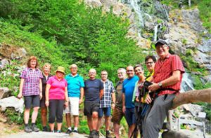 Die Schapbacher Wanderer erkundeten bei ihrem dreitägigen Wanderausflug nicht nur den Todtnauer Wasserfall, sondern überquerten auch die 450 Meter lange Hängebrücke. Foto: Weis