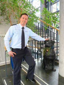 Nicht nur mit dem hauseigenen Rottweiler ist er schon bestens vertraut: Markus Haug ist seit Oktober neuer Leiter des Polizeireviers Rottweil. Foto: Otto
