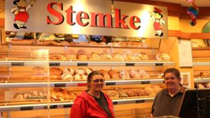 Bäckermeisterin Claudia Stemke (links) und Verkäuferin Miriam Kolbe erzählen von der Fasnetsproduktion der Bäckerei Stemke. Foto: Nowotny