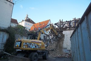 Ende eines Schandflecks in der Oberstadt: Die Brandruine in der Rabenstraße wird abgerissen. Foto: Stopper