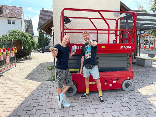 Graffiti-Künstler Reinald Pehla und sein Kollege Moritz Saalmüller verschönern die Trafostation in Empfingen.Fotos: Gemeinde Foto: Schwarzwälder Bote