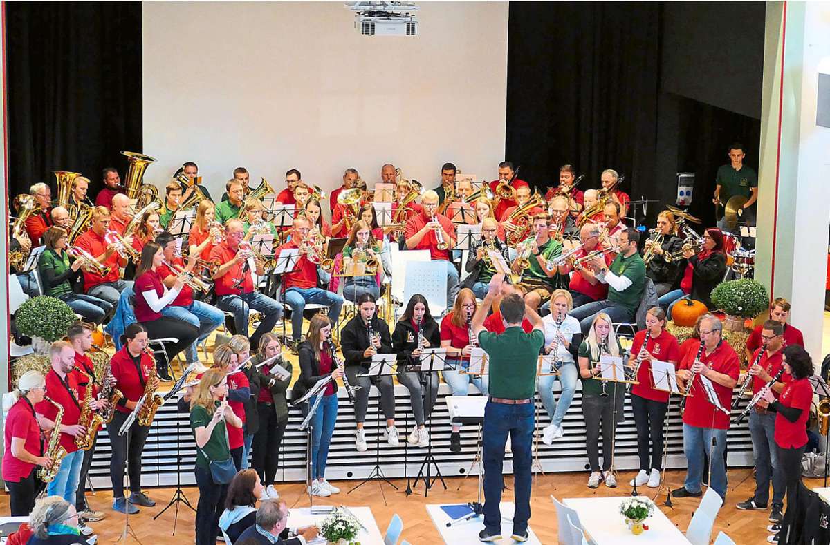 Das Jubiläumsorchester mit 85 Blasmusikanten