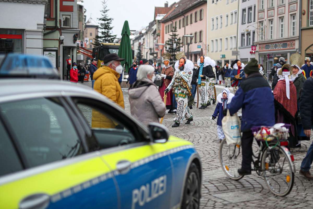 In Villingen ziehen zahlreiche Narren durch die Stadt.  Foto: Marc Eich