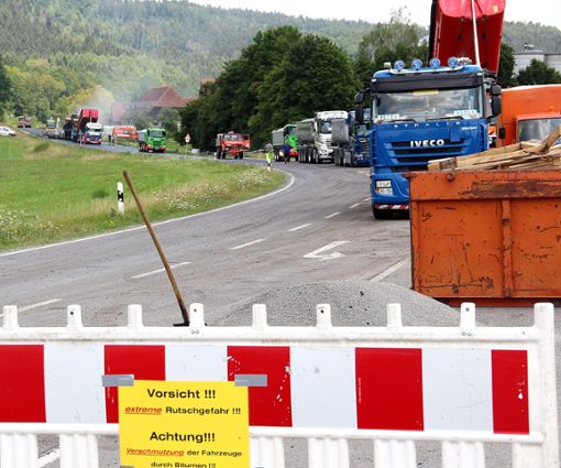 Die Baustellenfahrzeuge auf der B  27 reihen sich aneinander. Immer wieder versuchen Autofahrer, durch die Baustelle nach Neukirch zu gelangen.  Foto: Schmidt