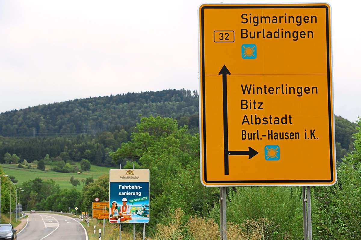 Auch Richtung Hechingen kommend, stehen  an der B 32 bereits großflächige Hinweistafeln.