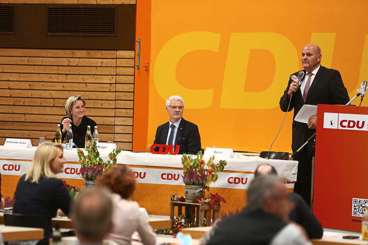 Versammlungsleiter Karl-Wilhelm Röhm (rechts), Landtagsabgeordneter des Wahlkreises Hechingen-Münsingen,  mit den CDU-Kreisvorsitzenden Nicole Hoffmeister-Kraut (Zollernalb) und Klaus Burger (Sigmaringen). Foto: Maier