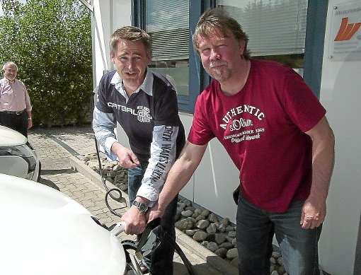 Martin Gern und Armin Krause (von links) demonstrierten am Samstag, wie leistungsfähig die neue Solarstrom-Tankstelle in Hechingen ist.   Foto: Maute Foto: Schwarzwälder-Bote