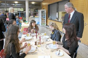 Lorenzo Schmiedke erklärt  den Schülerinnen am Tisch, wie man sich bei einem guten Essen richtig benimmt. Foto: Steinmetz Foto: Schwarzwälder-Bote