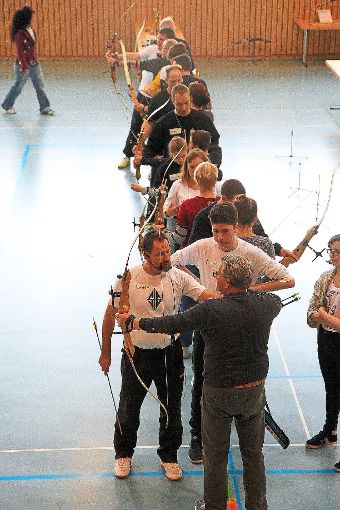 Beim Bogen-Schnuppertag in der Gechinger Sporthalle bekamen Anfänger  viele  Tipps von Experten.  Foto: Kraushaar Foto: Schwarzwälder-Bote