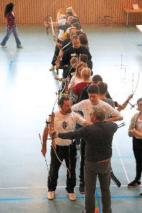 Beim Bogen-Schnuppertag in der Gechinger Sporthalle bekamen Anfänger  viele  Tipps von Experten.  Foto: Kraushaar Foto: Schwarzwälder-Bote