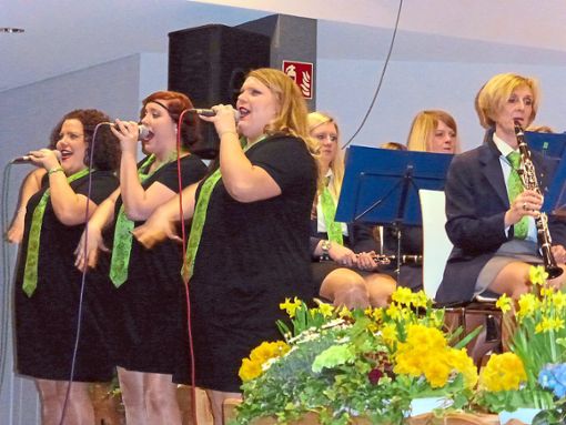 Moderne Blasmusik bietet die Stadtkapelle Blumberg bei ihren Konzerten, hier mit den Schmieder-Sisters als Sängerinnen.  Archivfoto: Suttheimer Foto: Schwarzwälder Bote