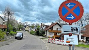 Sperrung in Göllsdorf: Loch an der Kreuzung: Stadt und ENRW untersuchen Untergrund