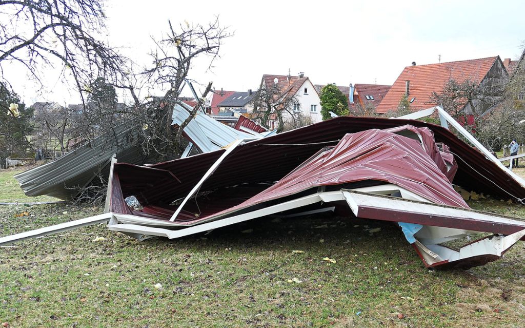 Das vom Sturm abgerissene Dach des Festspielhauses Simmersfeld kam im Garten der Kultureinrichtung zum Liegen. Foto: Stadler