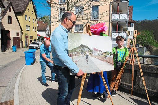 Stadtrat Eberhard Stiehle stellt die Tafel auf die Seite. Sie zeigt auf, wie die Löwenbrücke neu gestaltet werden kann. Foto: Steinmetz