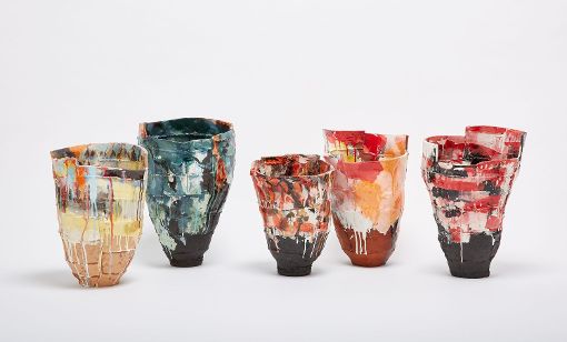 Hallstattgefäße nennt Elke Sada ihre farbenfrohen Keramik-Werke. Die Künstlerin  gehört zu den Gästen der Keramikwochen. Foto: Stadt Foto: Schwarzwälder-Bote