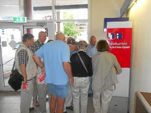 Michael Döhring (rechts vor dem Fahrkartenautomat) erklärt die Tücken des Fahrkartenautomaten. Foto: Schuon
