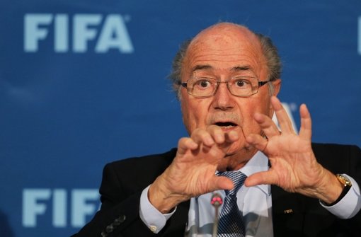 Fifa-Präsident Sepp Blatter bekommt es wohl mit fünf Herausfoderern zu tun, wenn Ende Mai der neue Präsident des Fußball-Weltverbandes gewählt wird. Foto: dpa