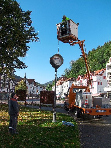 Die historische Uhr und die Lampen entlang der Alb beim Erhard-Beutter-Platz werden wegen der bevorstehenden Baumfällarbeiten  von den Stadtwerken entfernt. Foto: Kugel Foto: Schwarzwälder-Bote