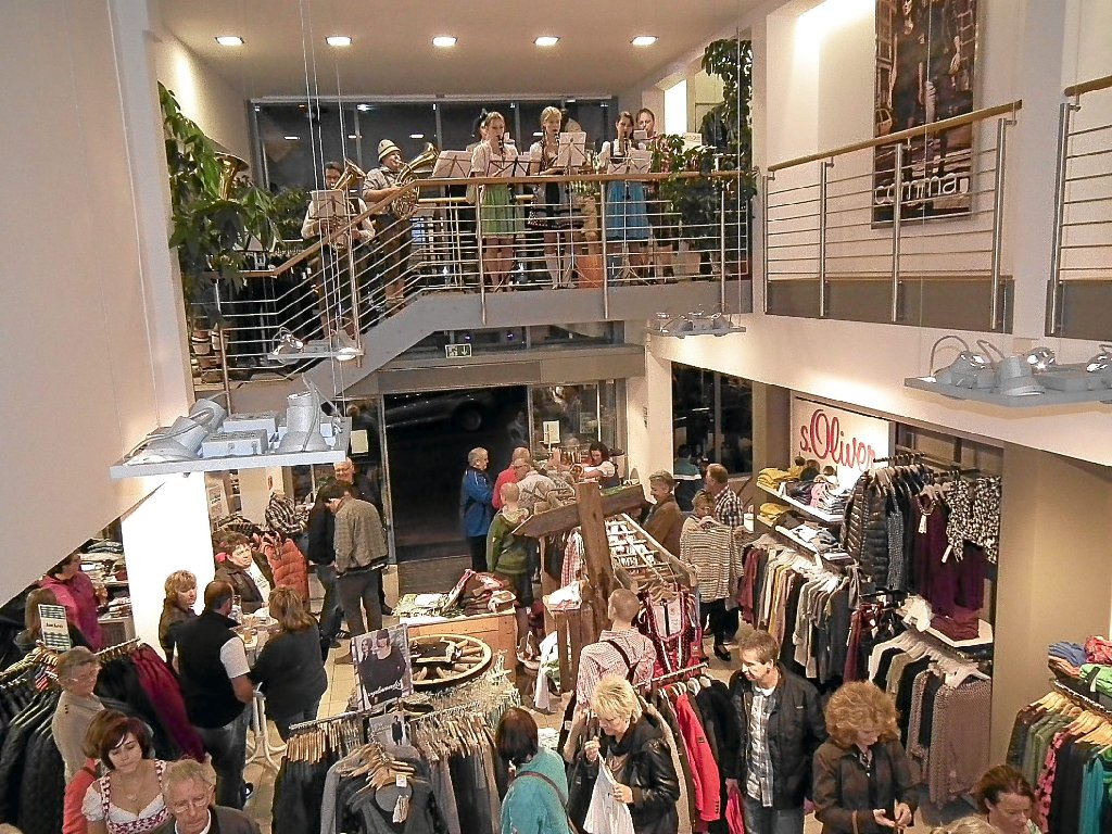 Im Modehaus Bertsch war beim langen Einkaufsabend zünftige Blasmusik geboten. Foto: Stocker Foto: Schwarzwälder-Bote